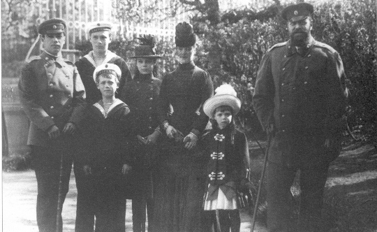 Александр III и Мария Федоровна со своими детьми. Слева направо: Великие князья Николай,Георгий,Михаил и великие княжны Ксения и Ольга